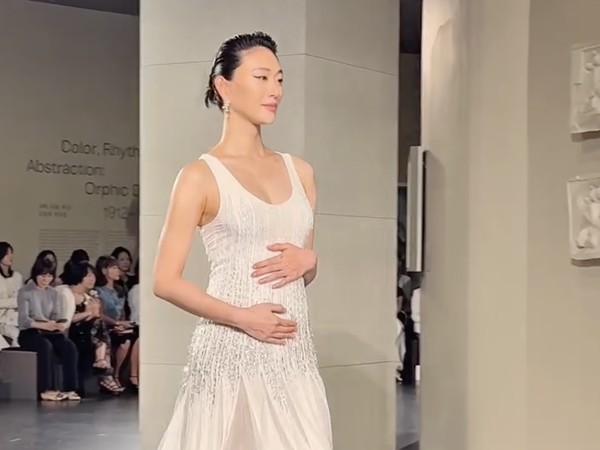 sora choi para desfile da chanel, grávida