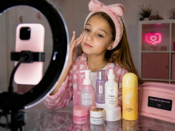 Skincare infantil e os bastidores da monetização precoce