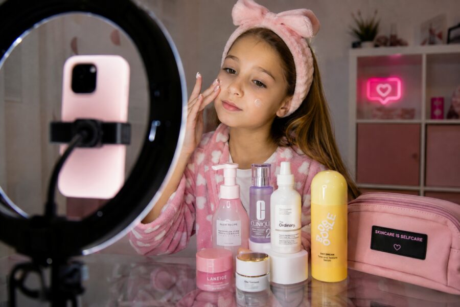 Skincare infantil e a máquina da adultização
