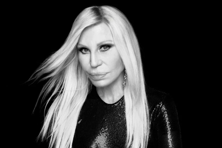 Donatella Versace e REVOLVE: uma nova lógica para criar uma marca de moda e beleza