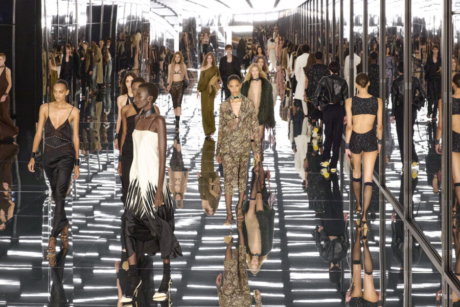 Fendi, Raffaella Carrà e a roupa que começa pelo corpo