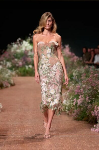 Elie Saab ainda acredita no poder de se vestir para uma ocasião