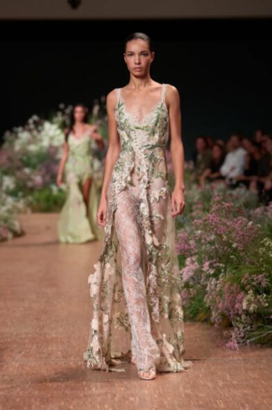 Elie Saab ainda acredita no poder de se vestir para uma ocasião