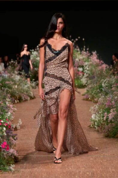 Elie Saab ainda acredita no poder de se vestir para uma ocasião