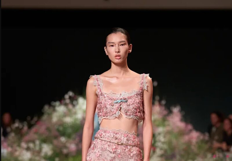 Elie Saab ainda acredita no poder de se vestir para uma ocasião