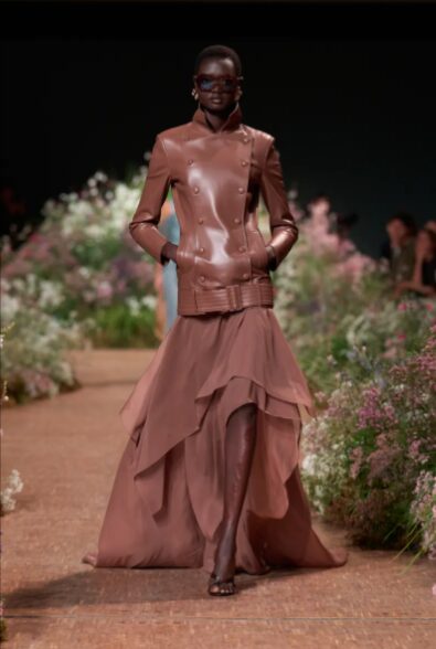 Elie Saab ainda acredita no poder de se vestir para uma ocasião