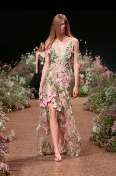 Elie Saab ainda acredita no poder de se vestir para uma ocasião