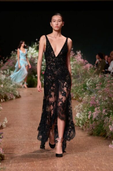 Elie Saab ainda acredita no poder de se vestir para uma ocasião