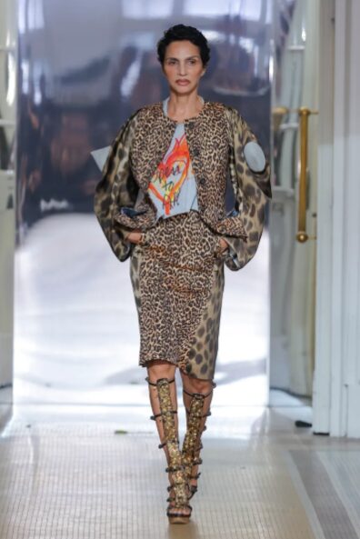 Vivienne Westwood coloca as costas da roupa em primeiro plano