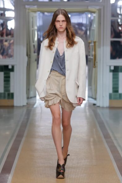 Vivienne Westwood coloca as costas da roupa em primeiro plano