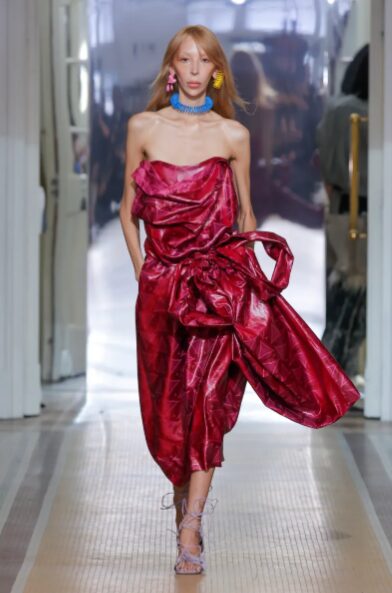 Vivienne Westwood coloca as costas da roupa em primeiro plano