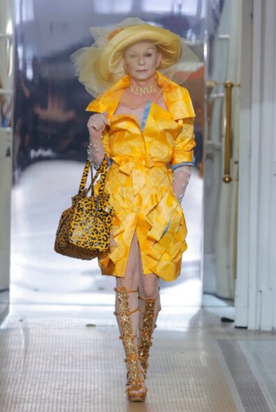 Vivienne Westwood coloca as costas da roupa em primeiro plano