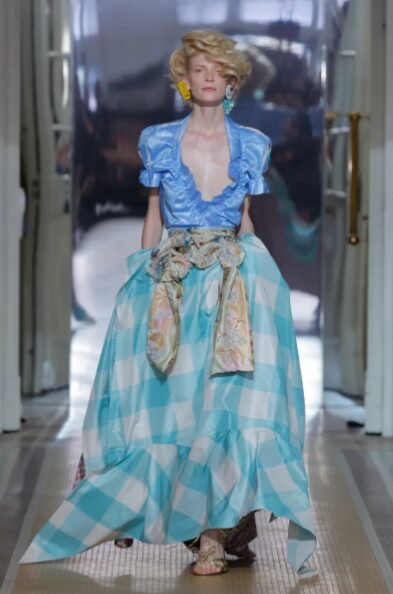 Vivienne Westwood coloca as costas da roupa em primeiro plano
