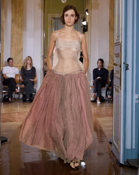 Paloma Wool transforma o avesso em parte da roupa