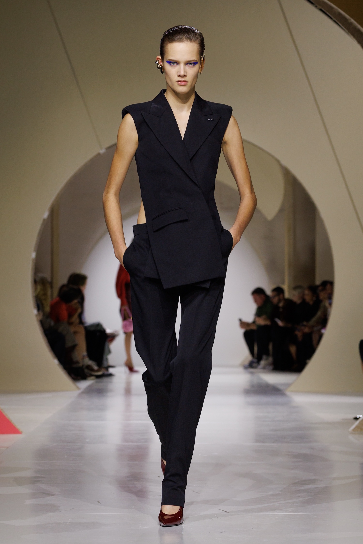 Sarah Burton começa a definir sua mulher Givenchy