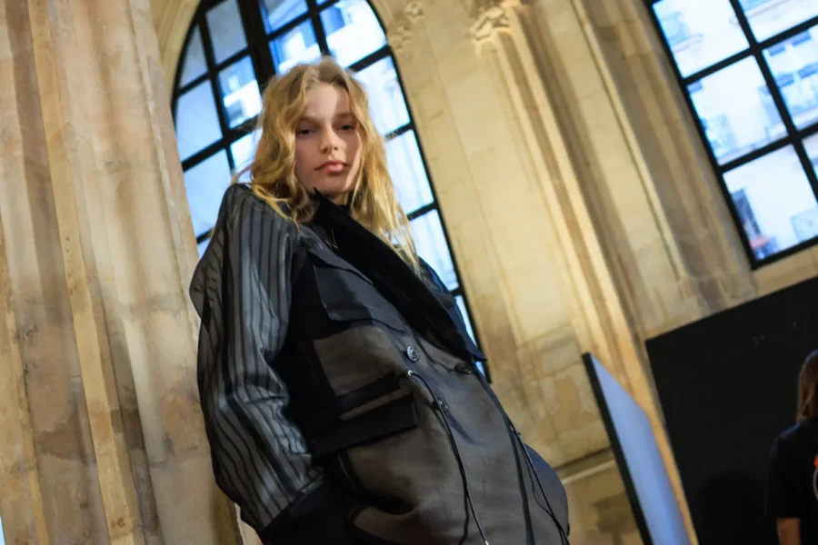 Sacai transforma a imperfeição em linguagem de moda