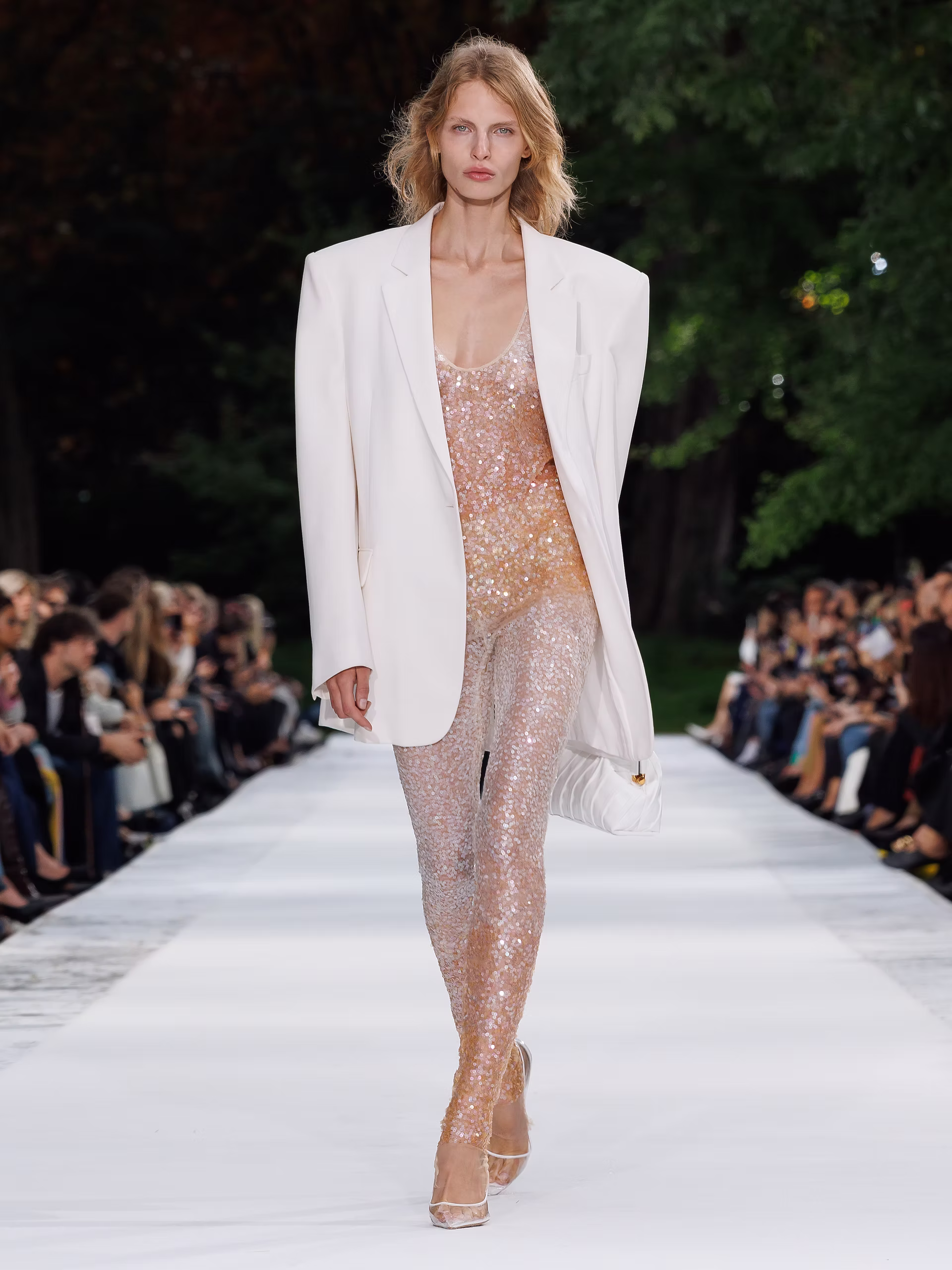 Stella McCartney leva 25 anos de moda sem couro para o oceano em Paris 