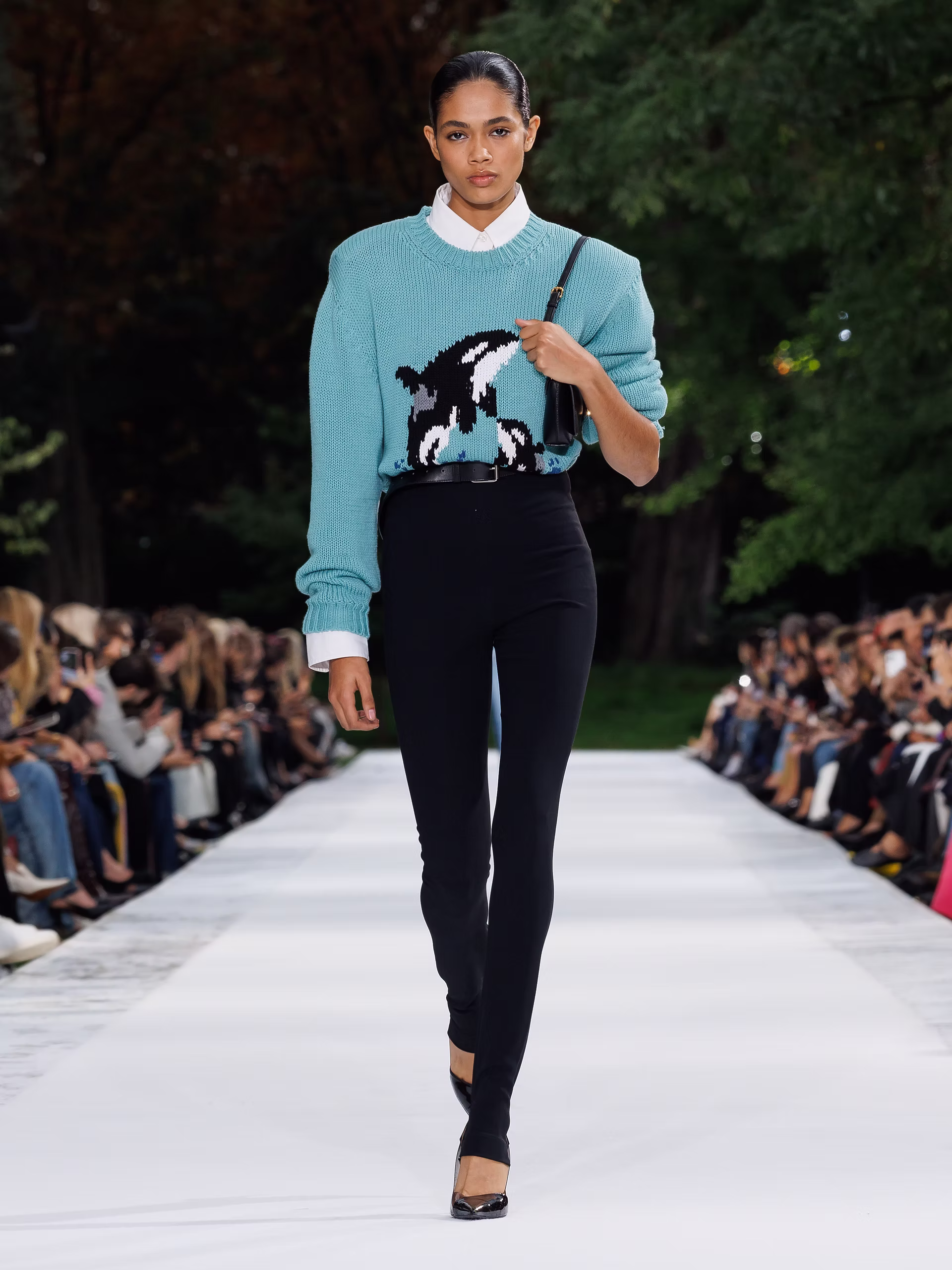 Stella McCartney leva 25 anos de moda sem couro para o oceano em Paris 