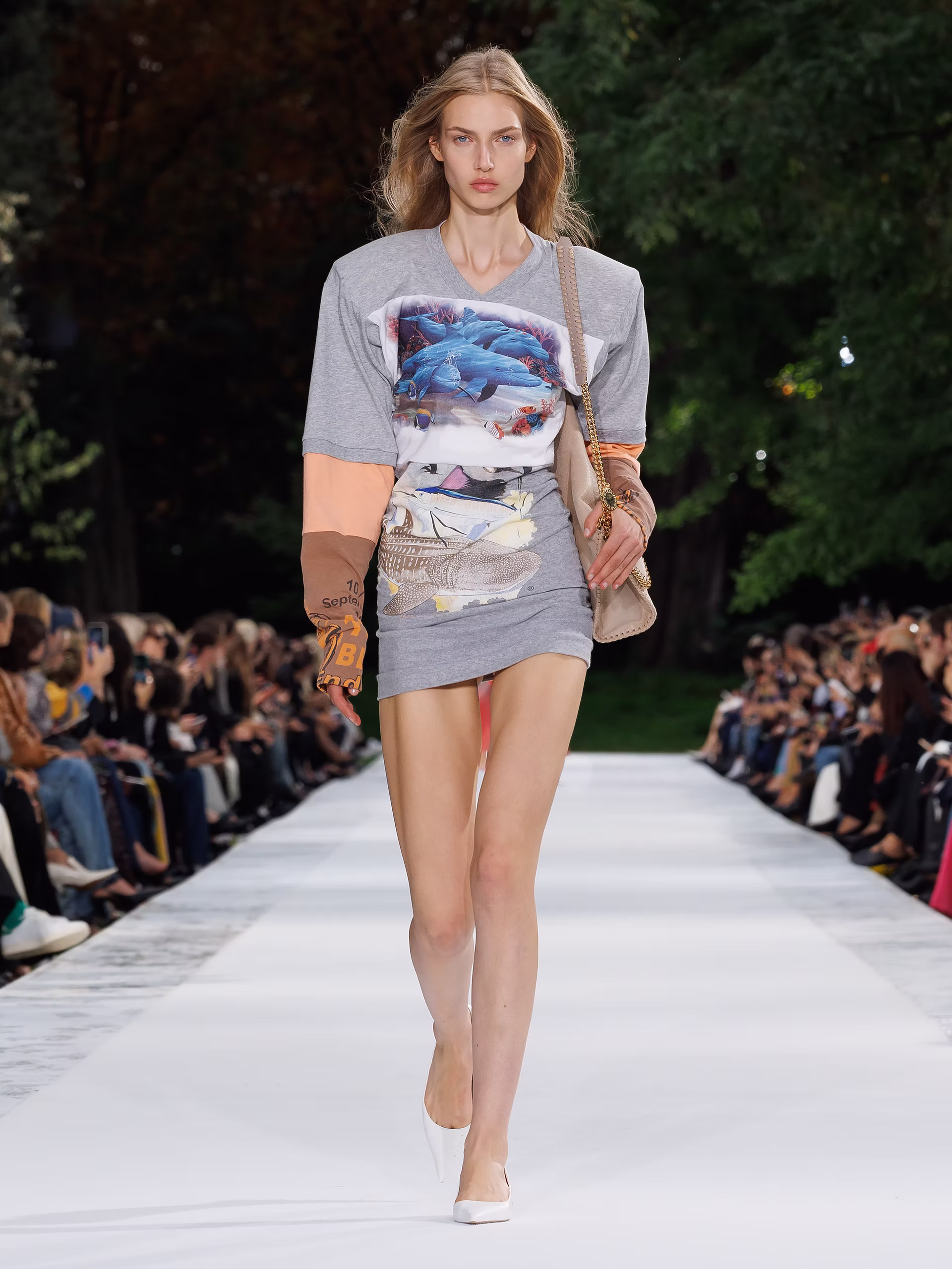 Stella McCartney leva 25 anos de moda sem couro para o oceano em Paris 