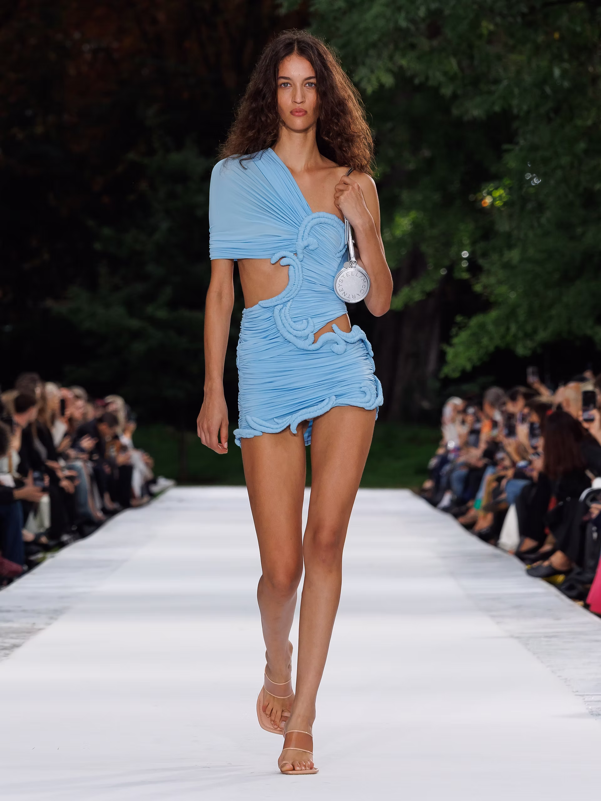 Stella McCartney leva 25 anos de moda sem couro para o oceano em Paris 