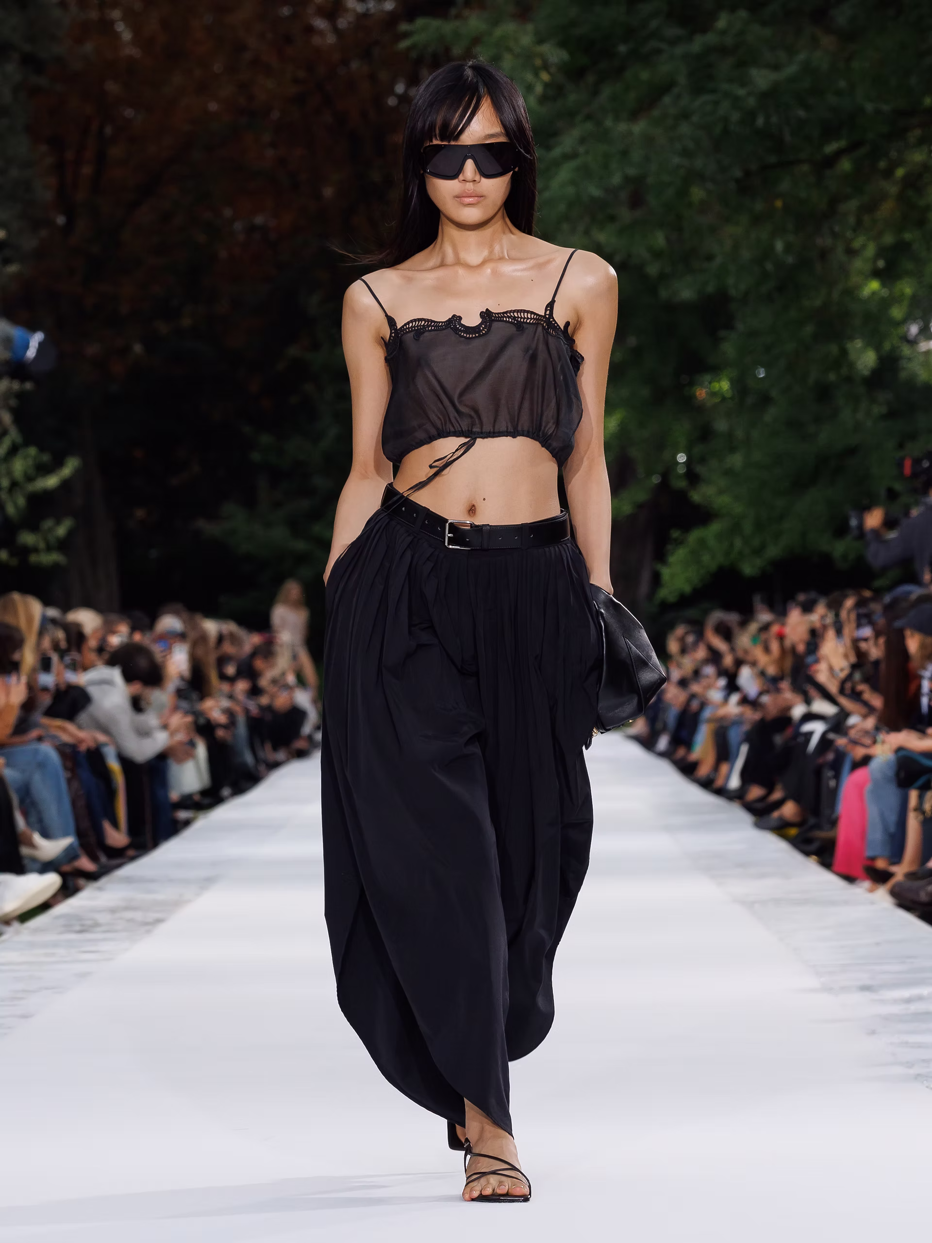 Stella McCartney leva 25 anos de moda sem couro para o oceano em Paris 