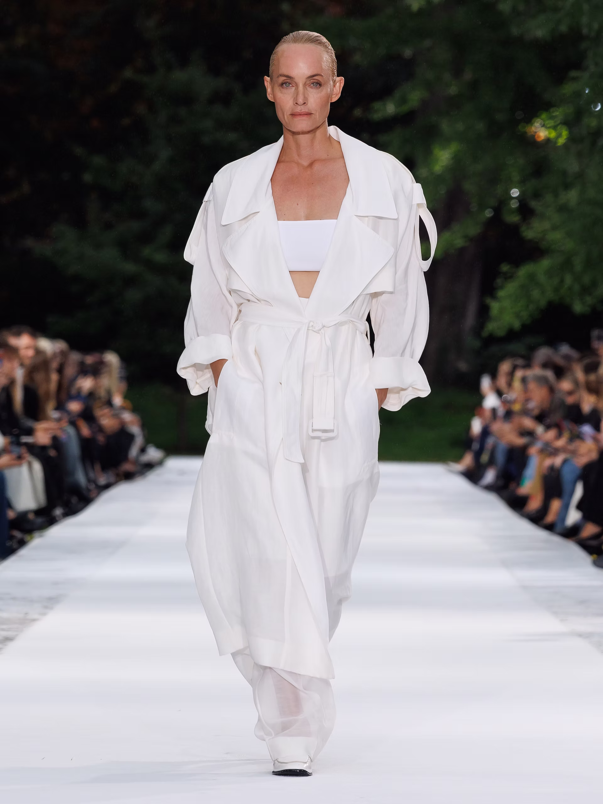 Stella McCartney leva 25 anos de moda sem couro para o oceano em Paris 