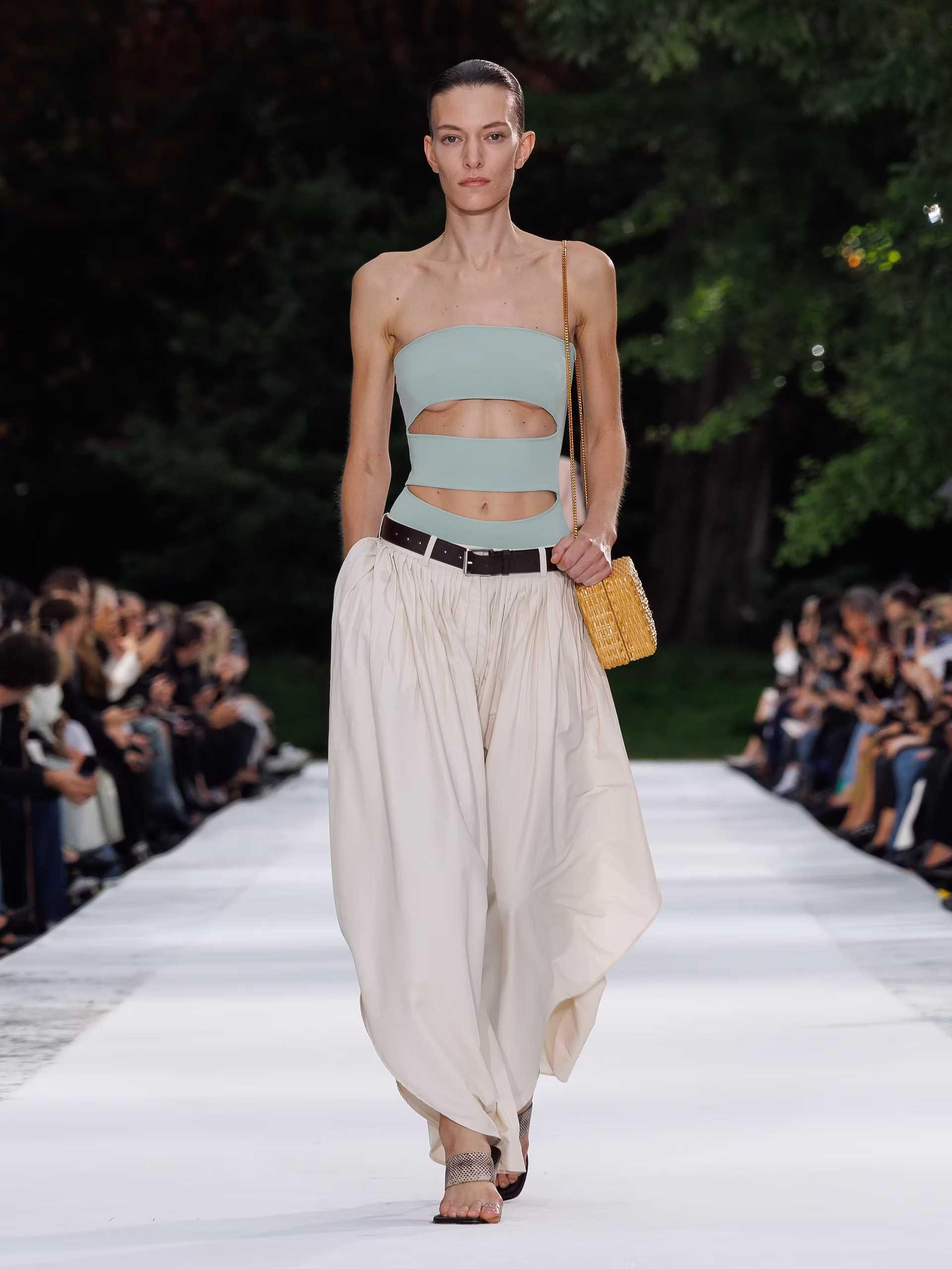 Stella McCartney leva 25 anos de moda sem couro para o oceano em Paris 