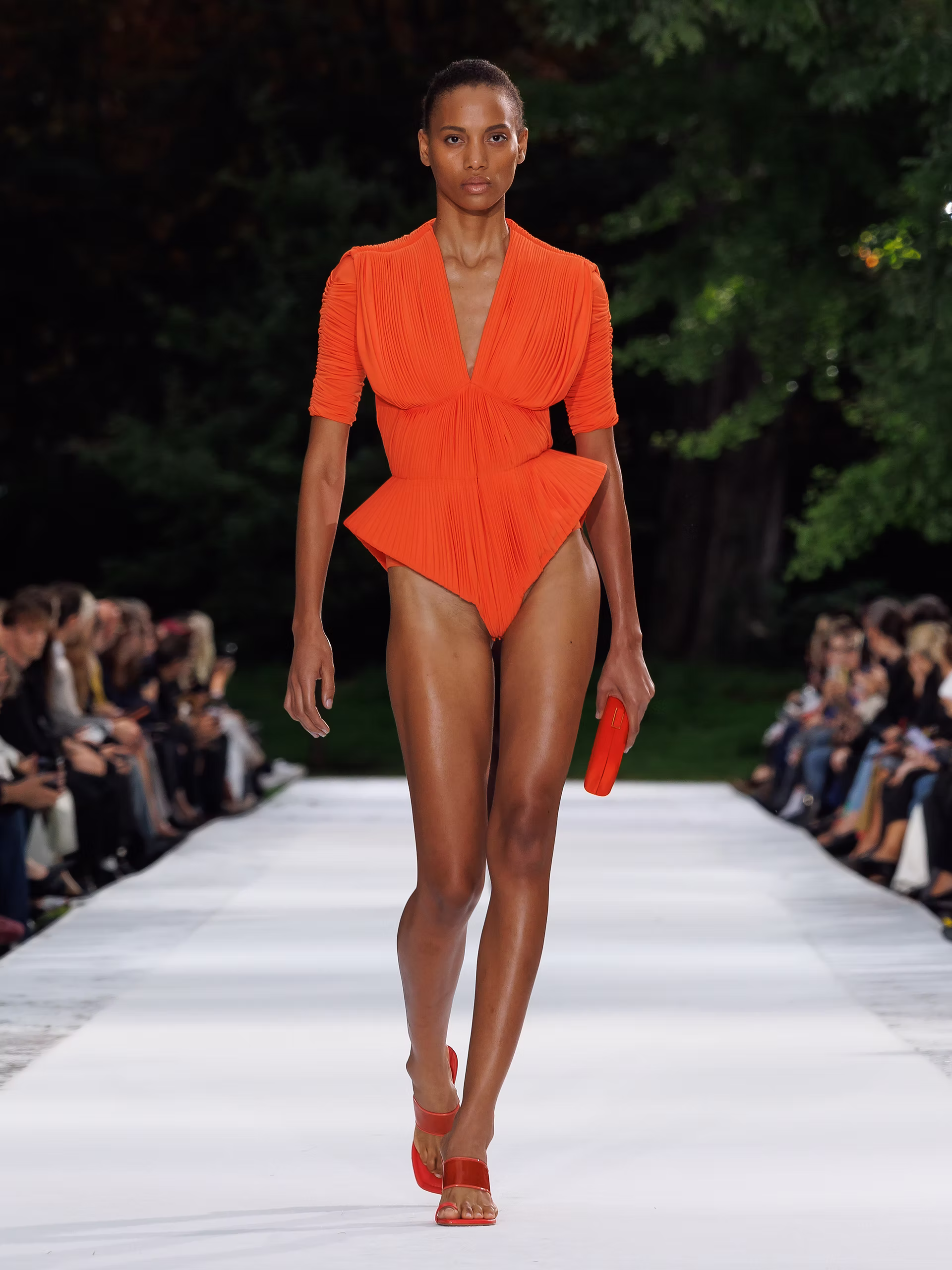 Stella McCartney leva 25 anos de moda sem couro para o oceano em Paris 