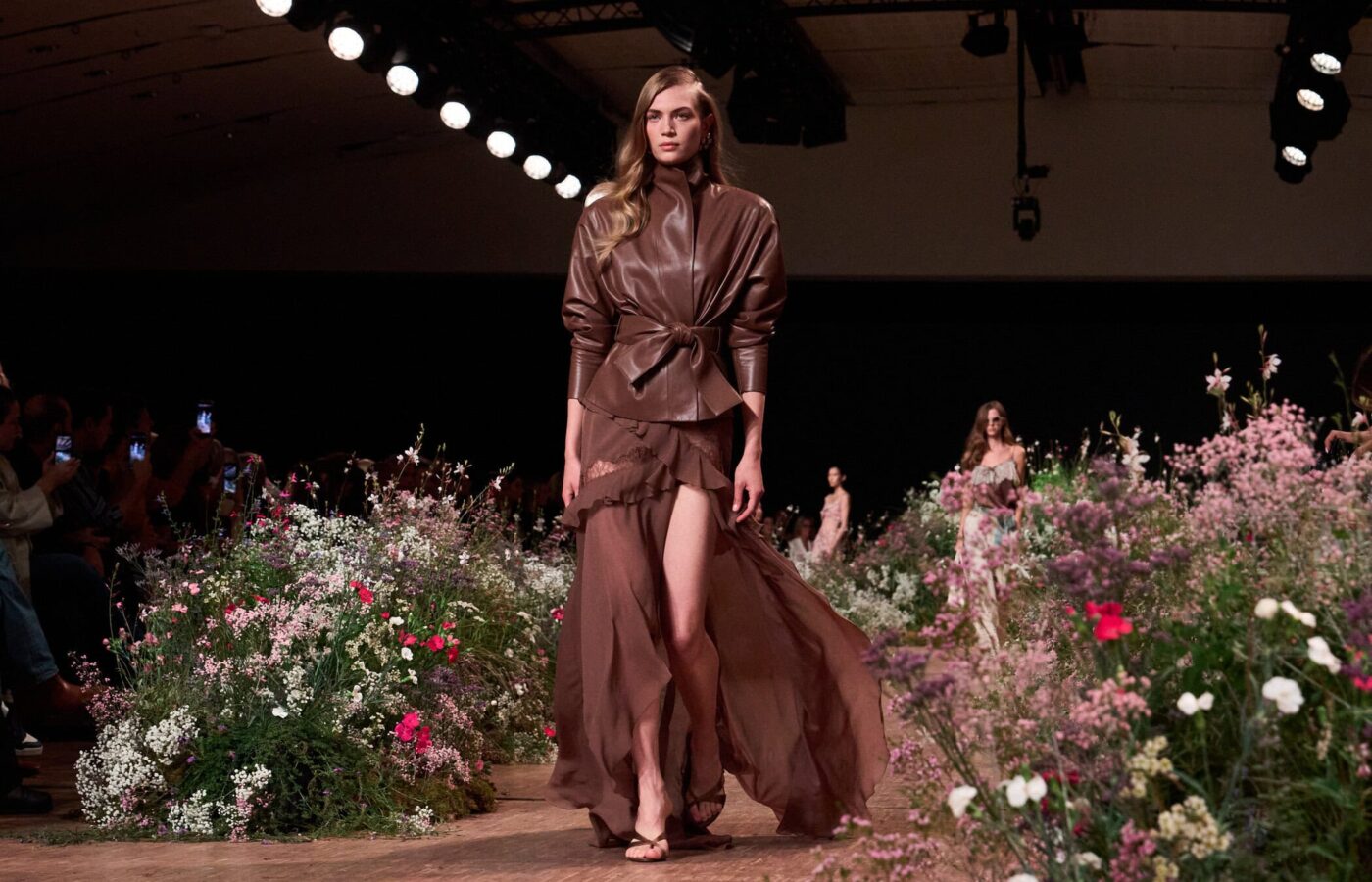 Elie Saab ainda acredita no poder de se vestir para uma ocasião
