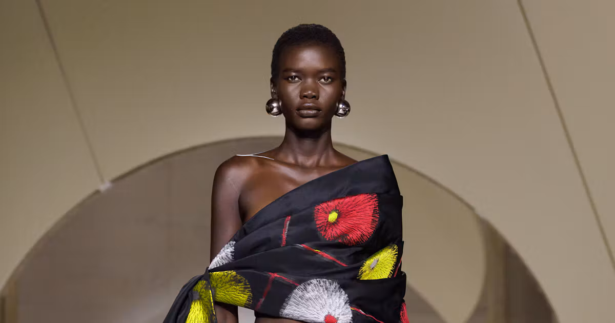 Sarah Burton começa a definir sua mulher Givenchy