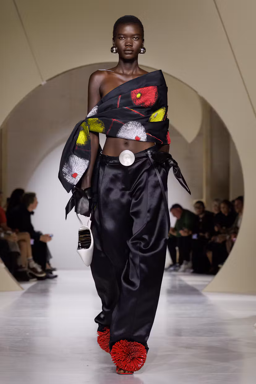 Sarah Burton começa a definir sua mulher Givenchy