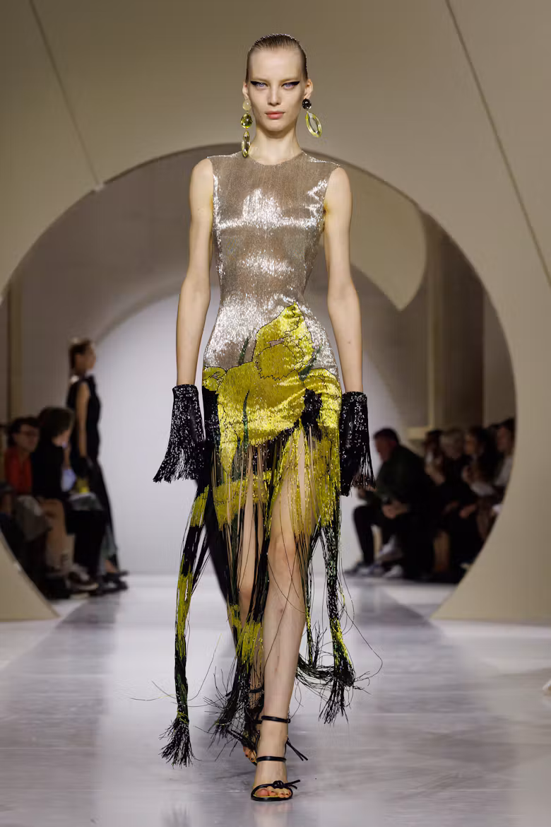 Sarah Burton começa a definir sua mulher Givenchy