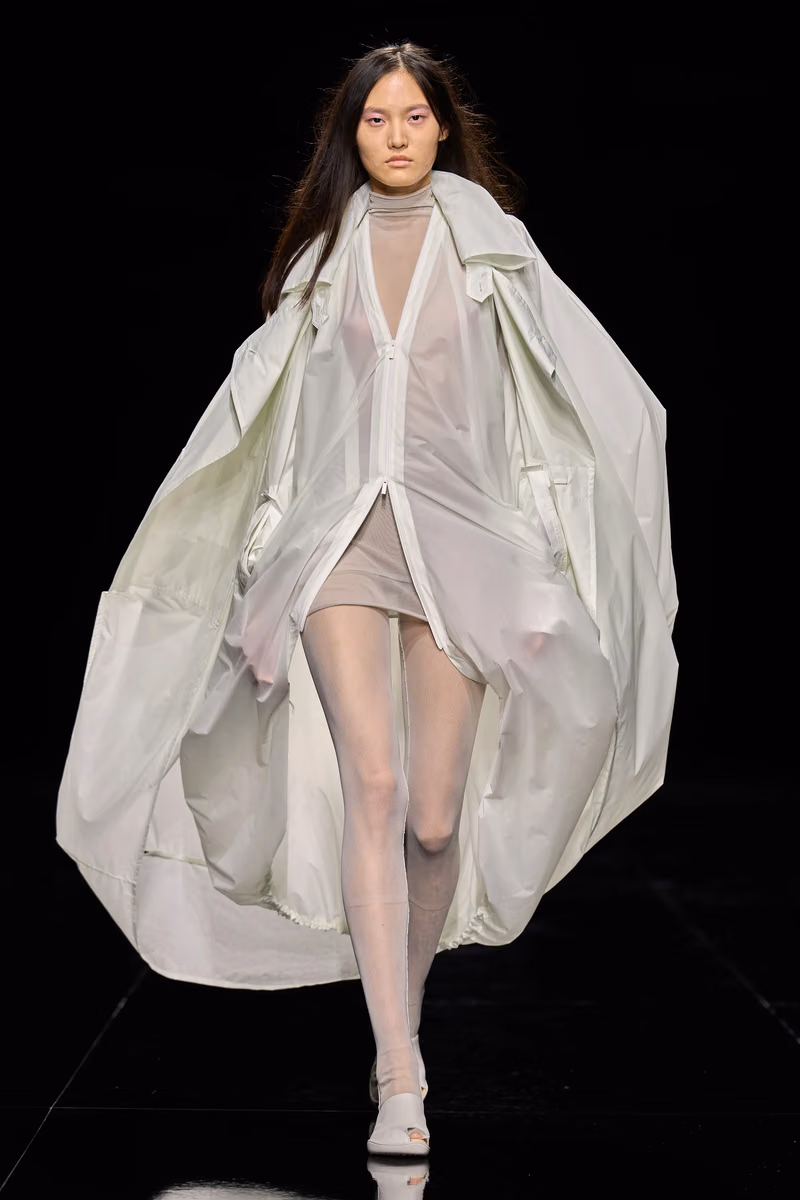 Issey Miyake volta ao princípio: quando o tecido encontra o corpo