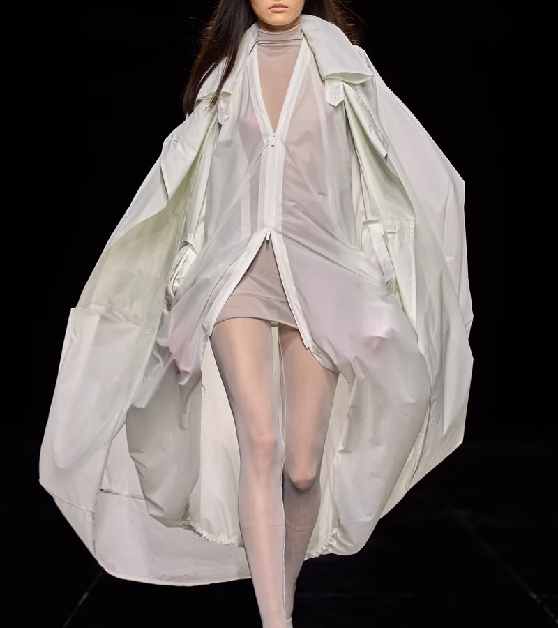 Issey Miyake volta ao princípio: quando o tecido encontra o corpo
