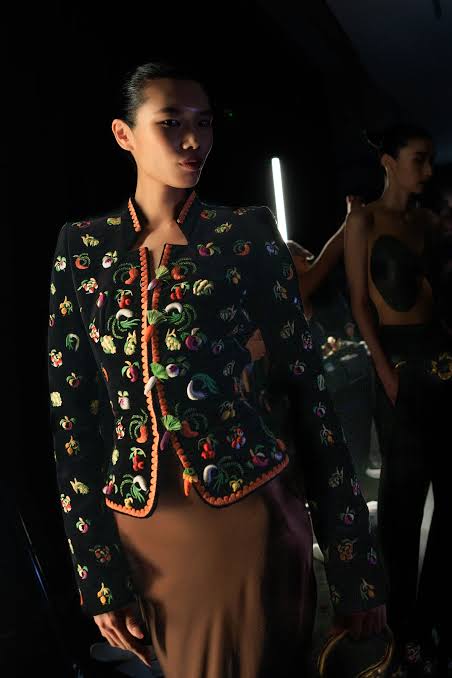 Schiaparelli: como Daniel Roseberry está transformando couture em roupa
