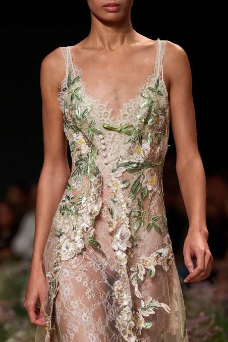 Elie Saab ainda acredita no poder de se vestir para uma ocasião