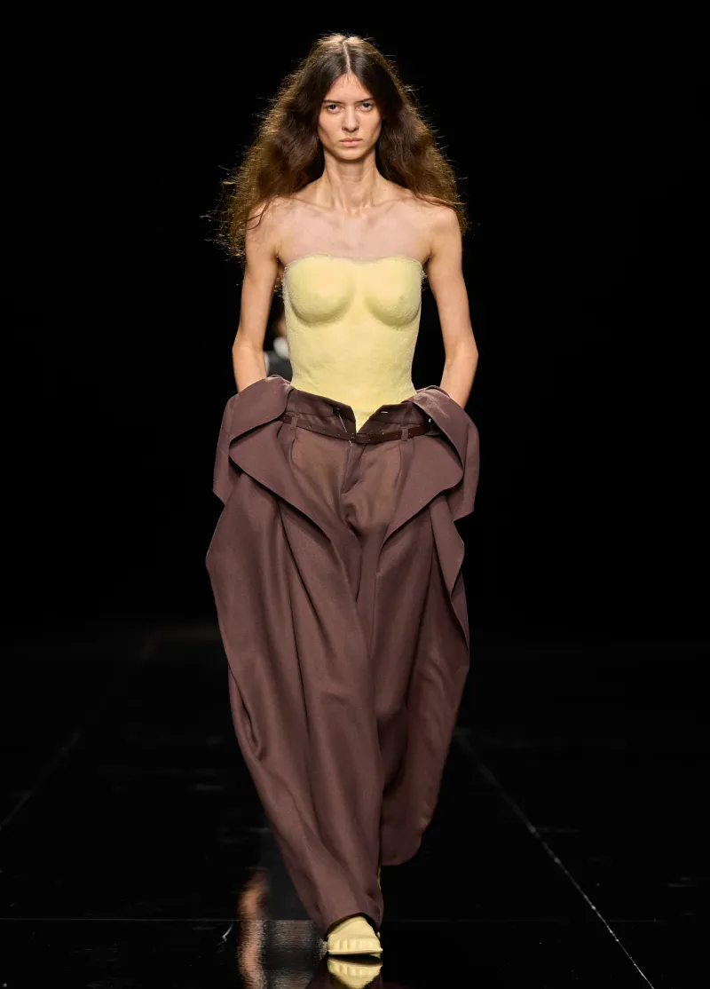 Issey Miyake volta ao princípio: quando o tecido encontra o corpo