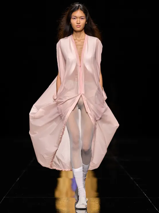 Issey Miyake volta ao princípio: quando o tecido encontra o corpo