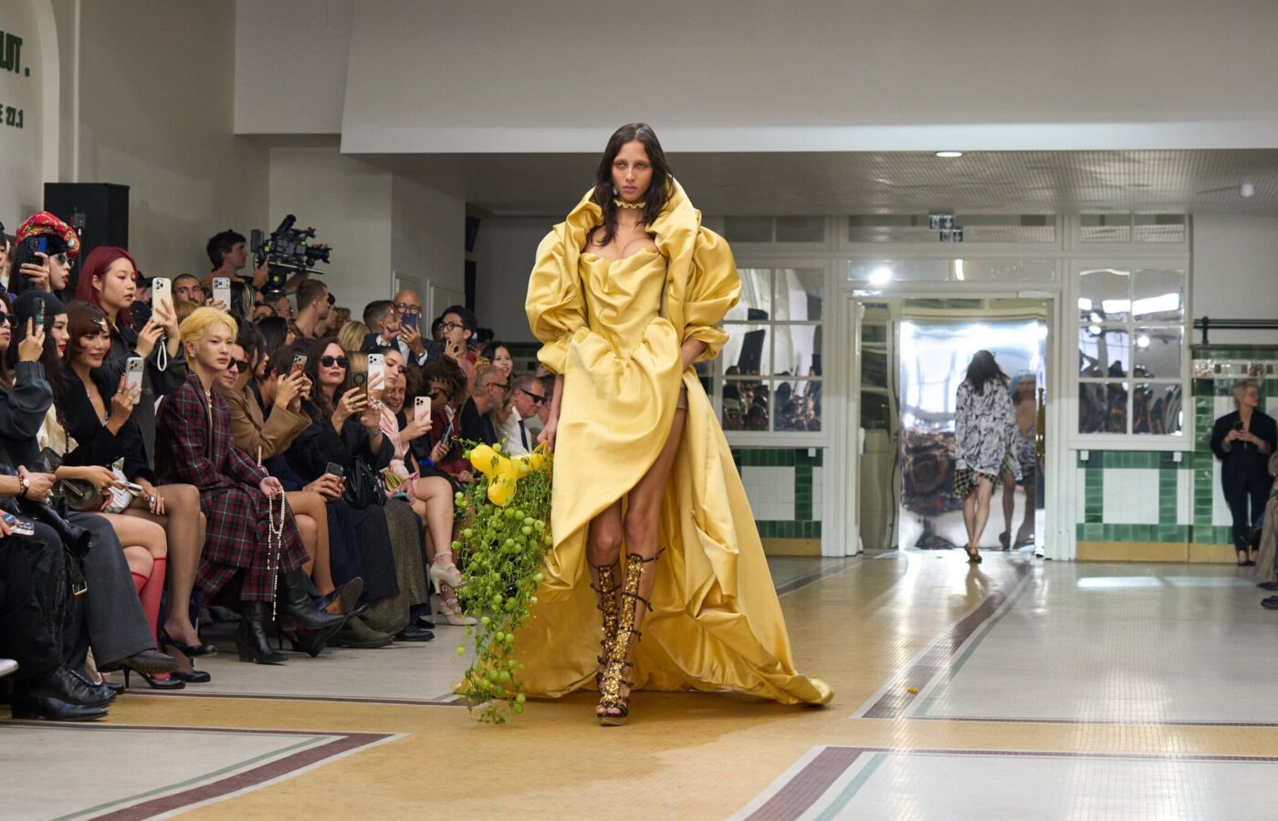 Vivienne Westwood coloca as costas da roupa em primeiro plano