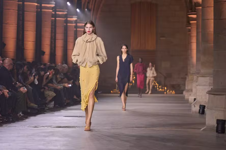 Victoria Beckham entre a alfaiataria e a pele