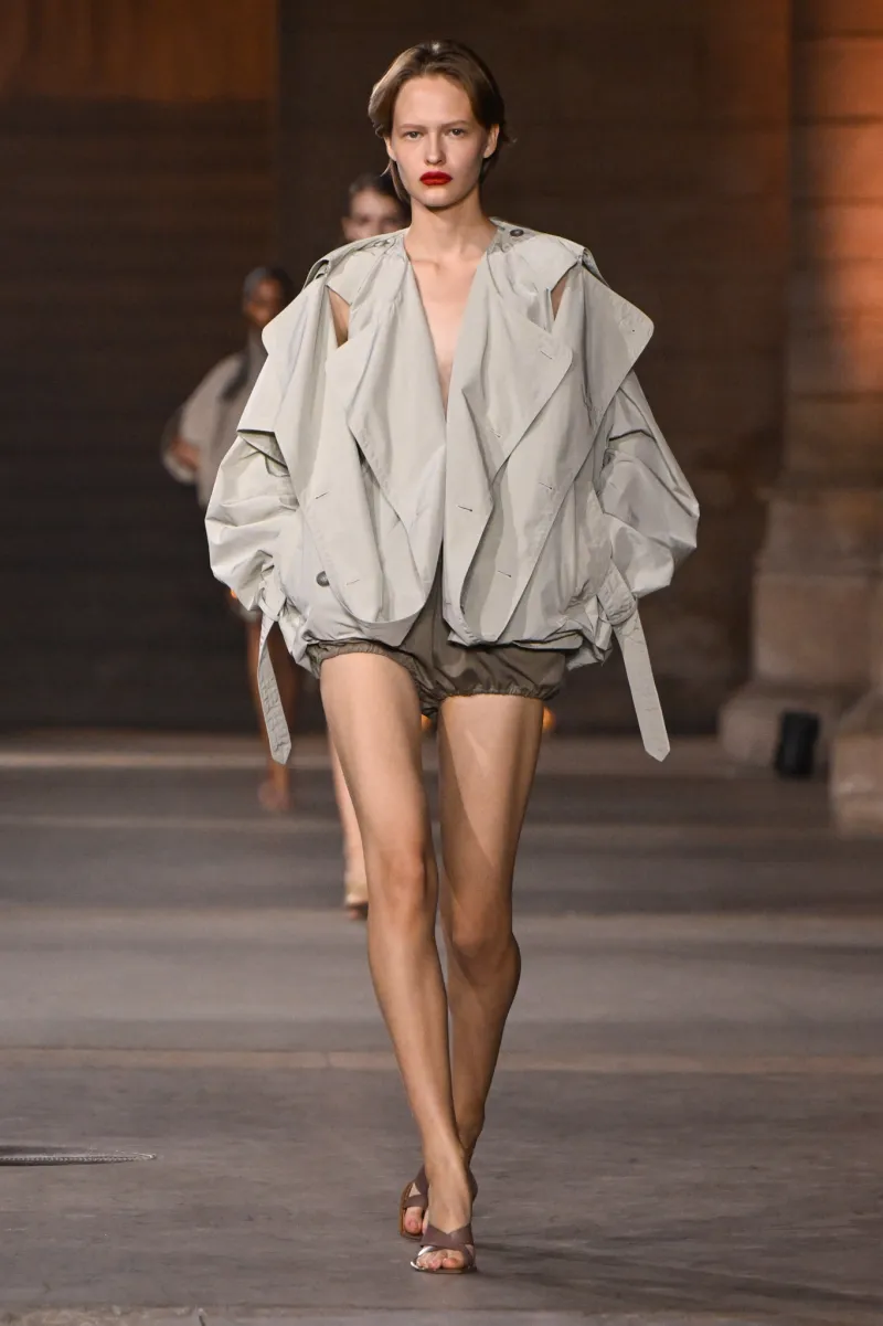 Victoria Beckham entre a alfaiataria e a pele