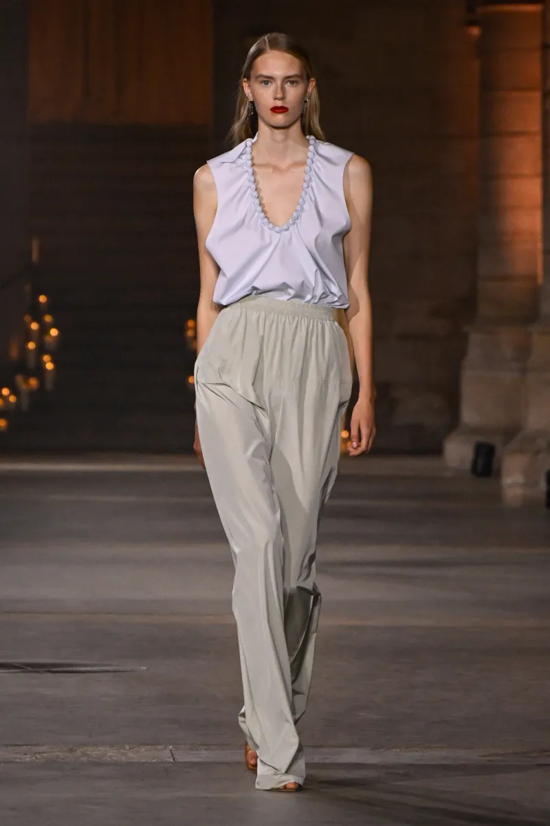 Victoria Beckham entre a alfaiataria e a pele